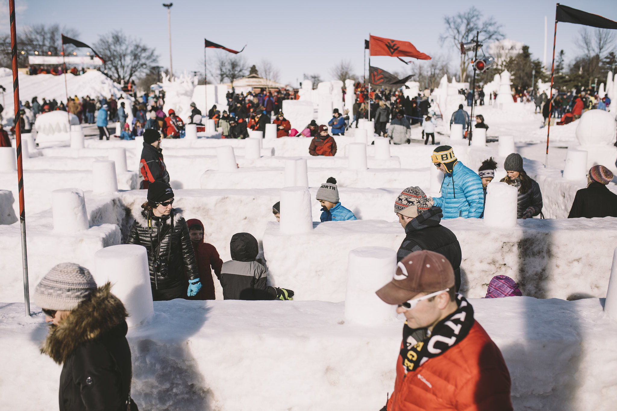 Los asistentes al festival navegan por un laberinto de nieve