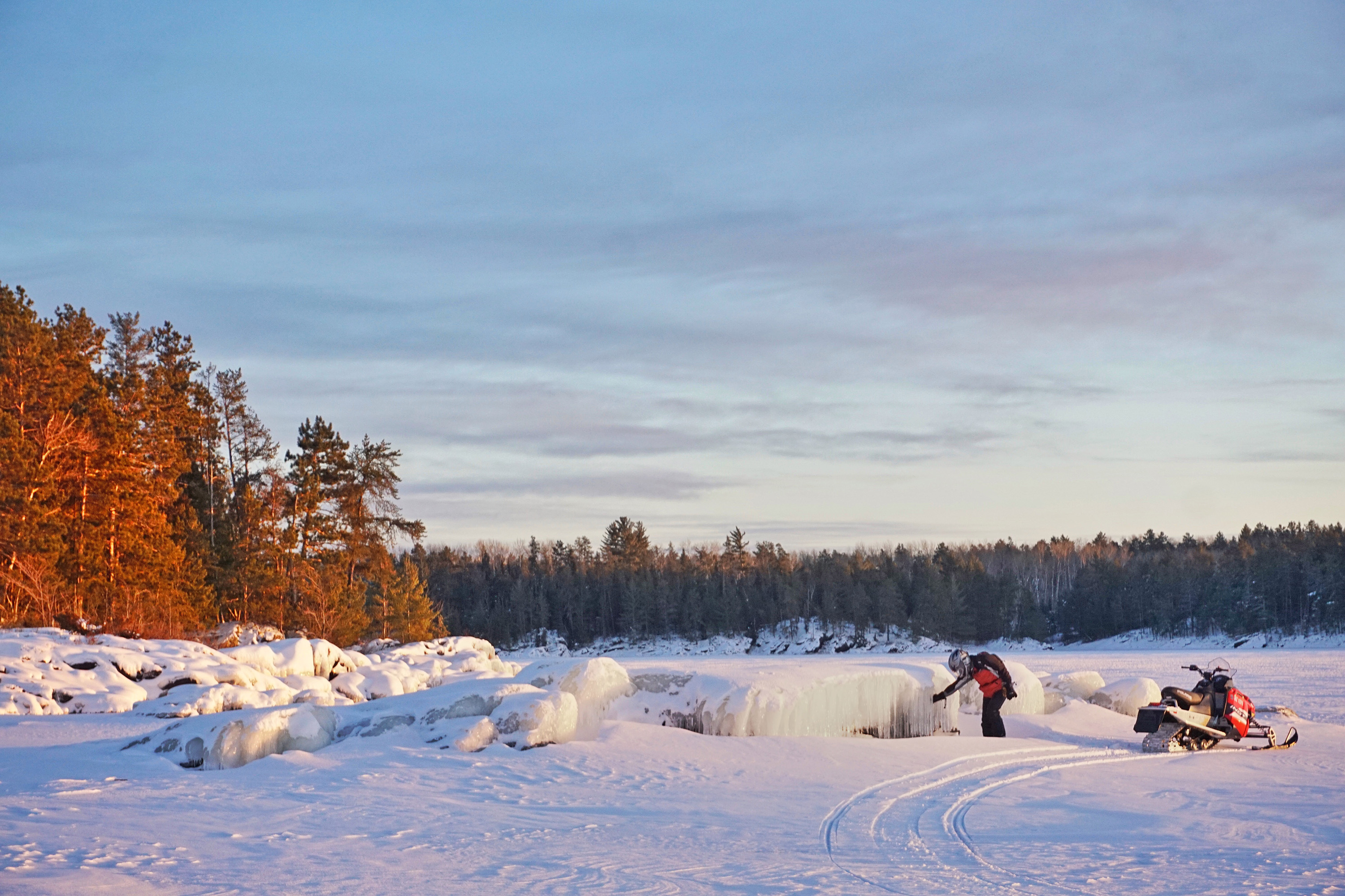 Parque Nacional Voyageurs moto de nieve en el lago congelado