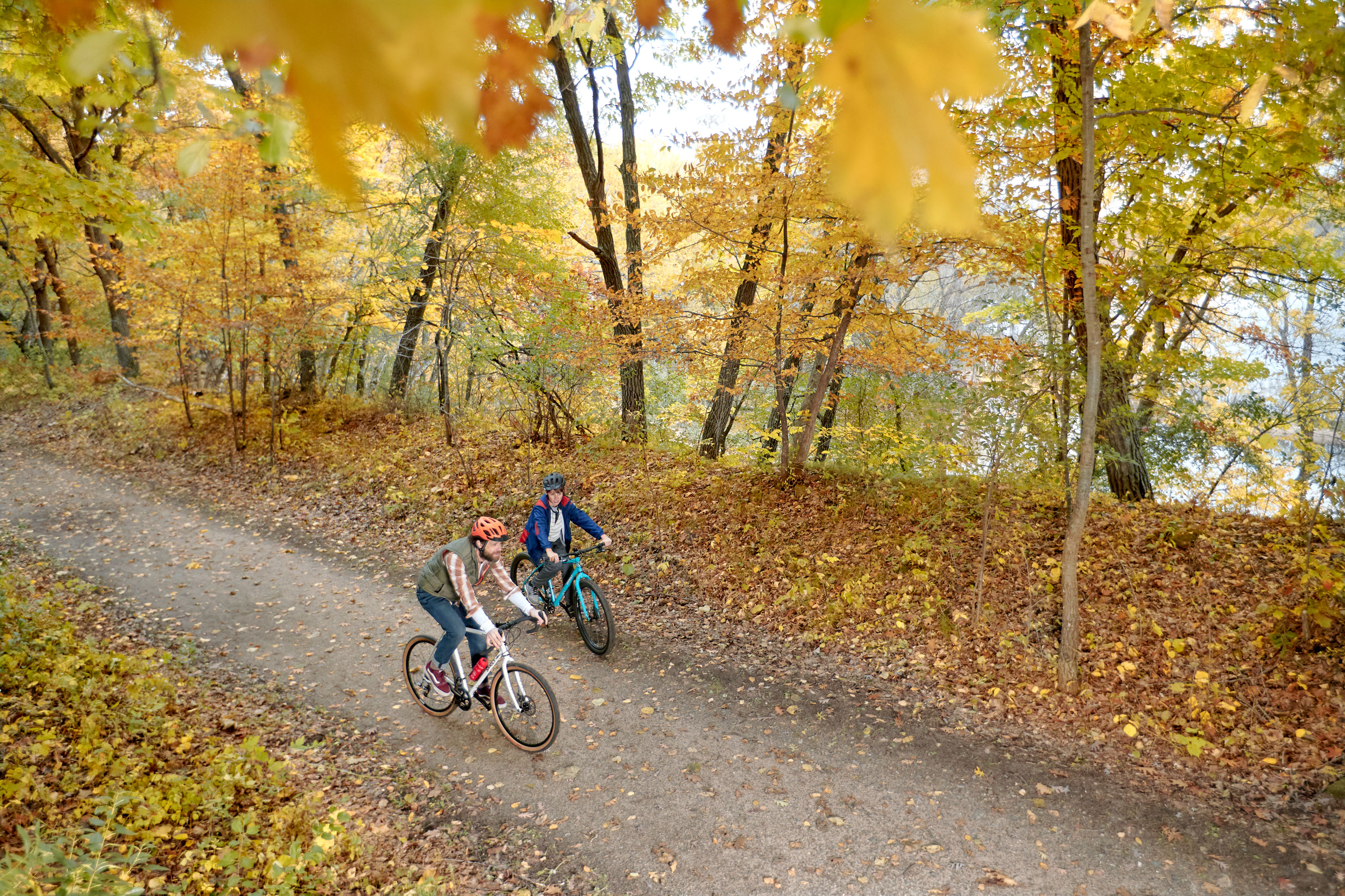 Padre e hijo corren bicicleta en el Parque Estatal Afton