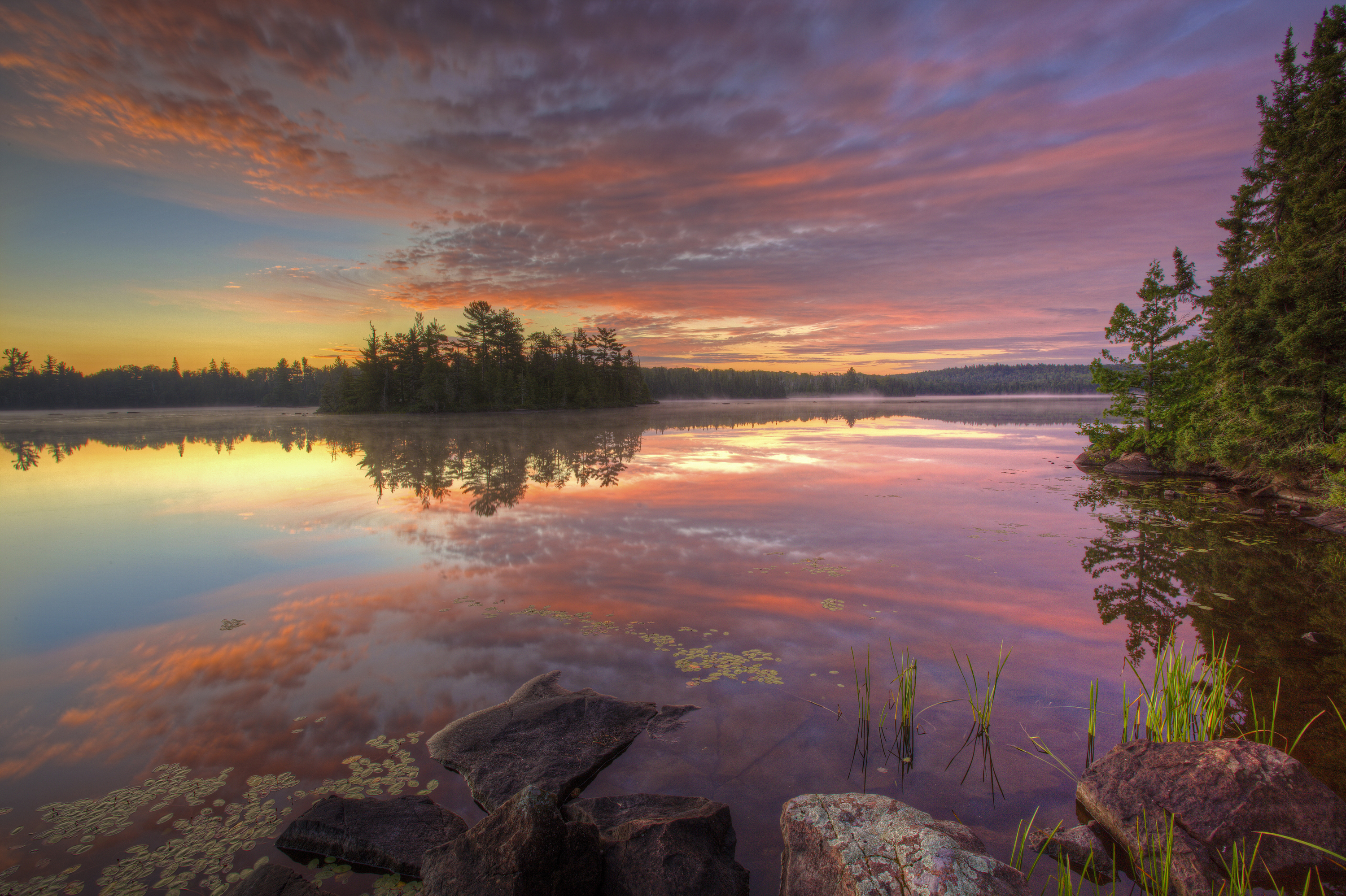 Salida del sol sobre Grace Lake en los Boundary Waters