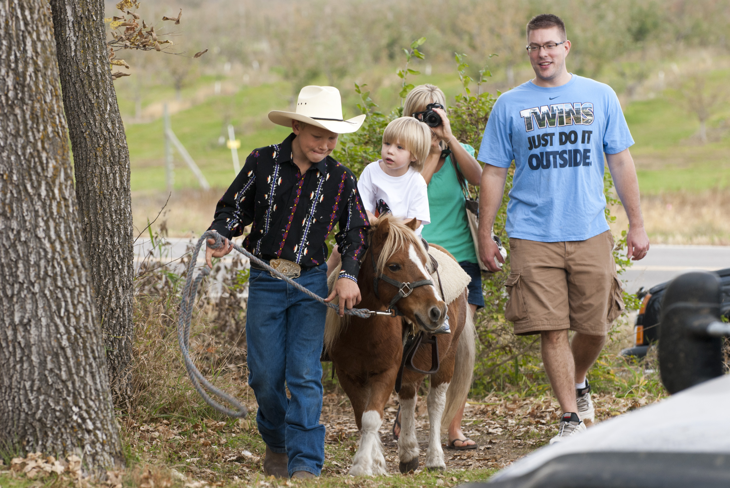 Niño monta un pony en Apple Jack's Orchard