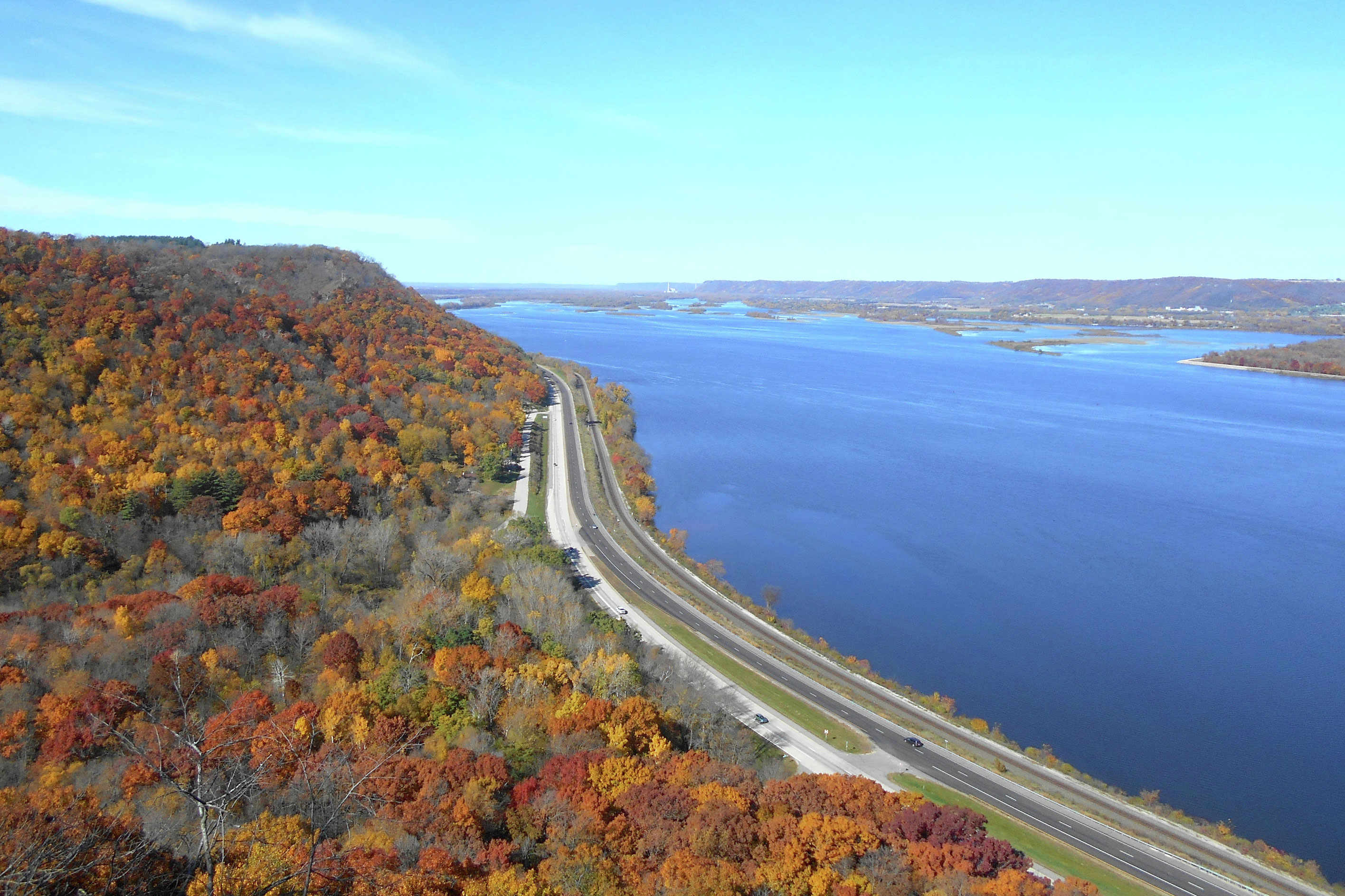 Mississippi River road in the fall