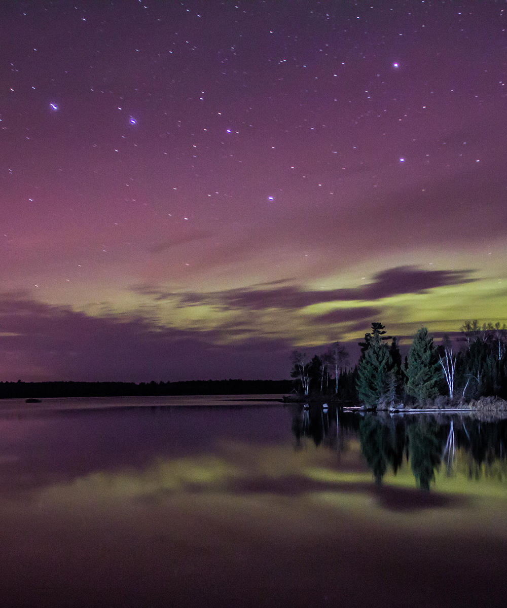 La aurora boreal brilla sobre el lago Boulder cerca de Duluth