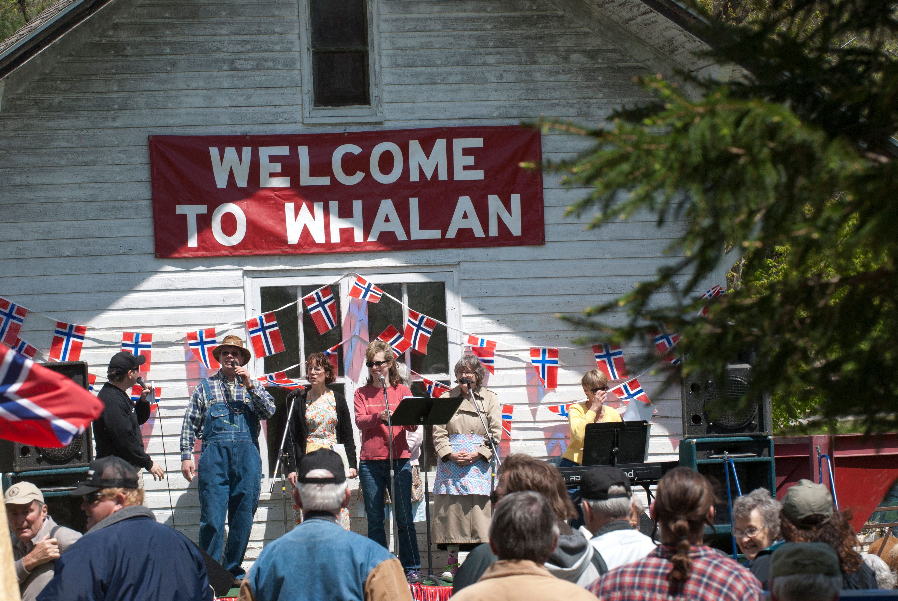 Welcome to Whalan banner and Norwegian flags