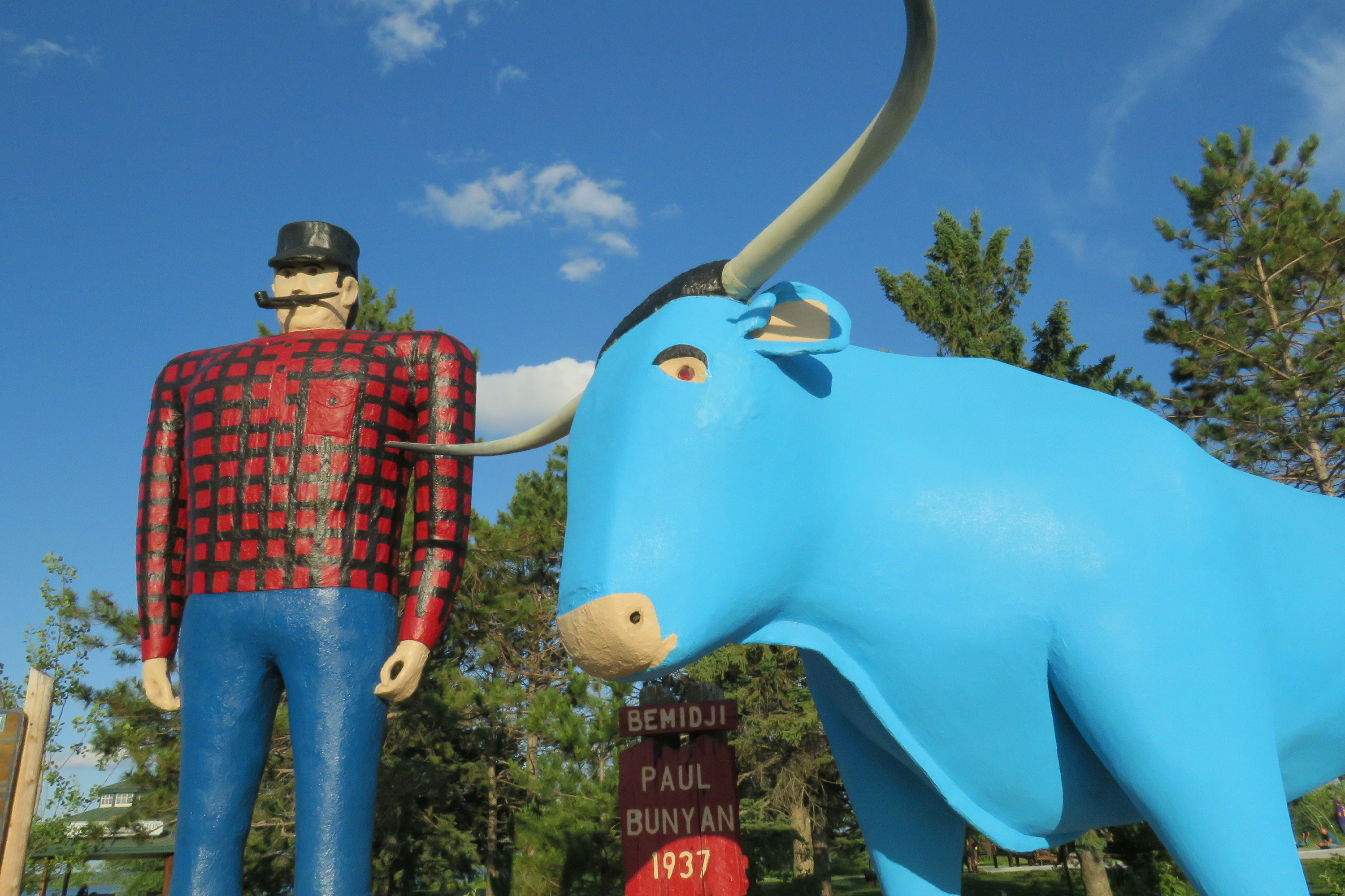 Bemidji Paul Bunyan and Babe statue