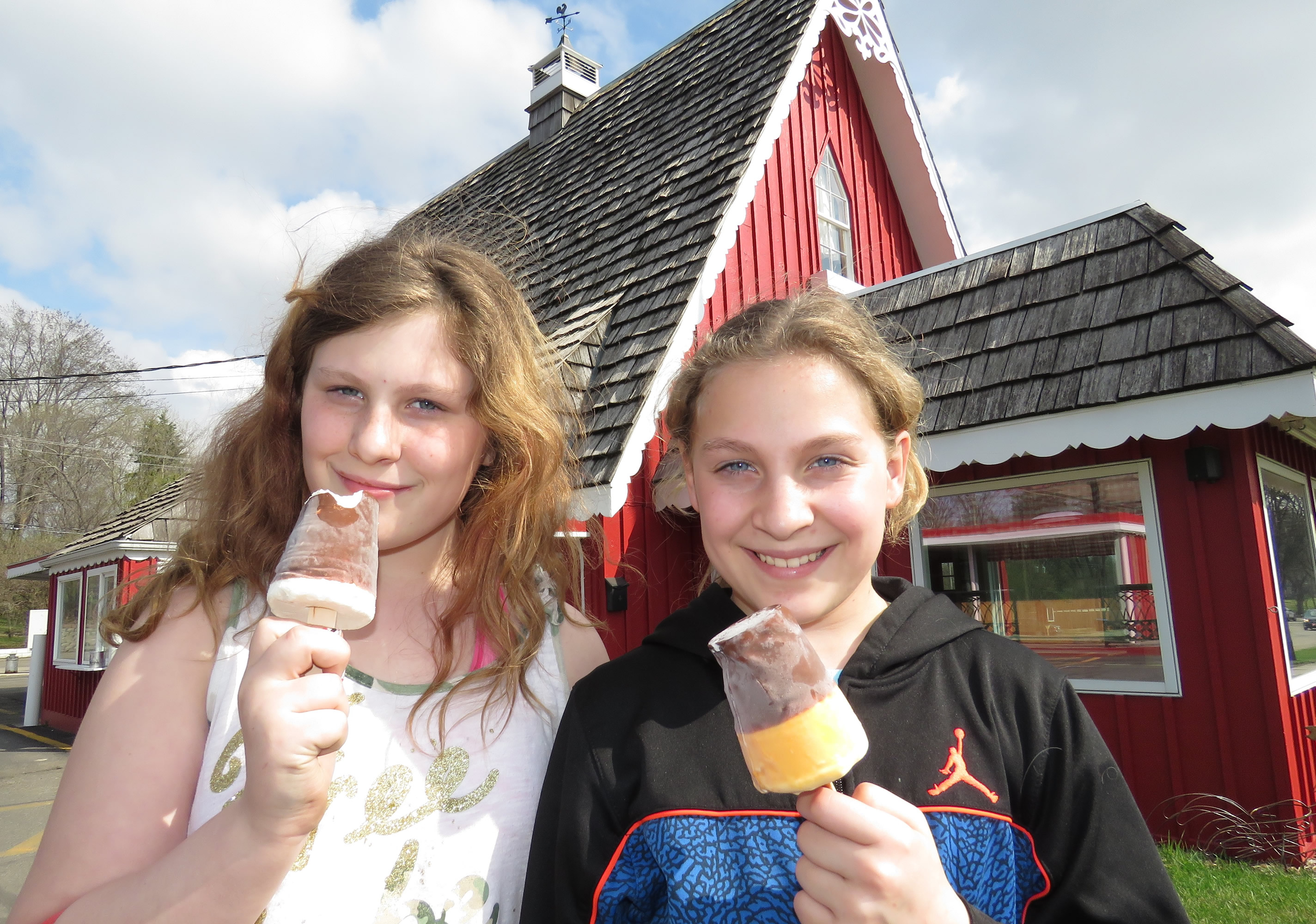 Niñas comiendo helado fuera del restaurante Dairyland