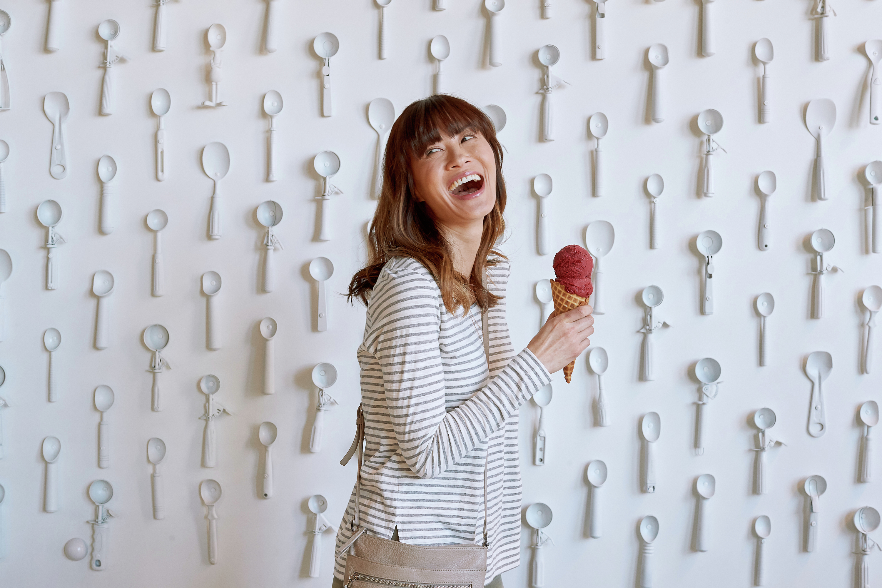 Mujer posa con helado