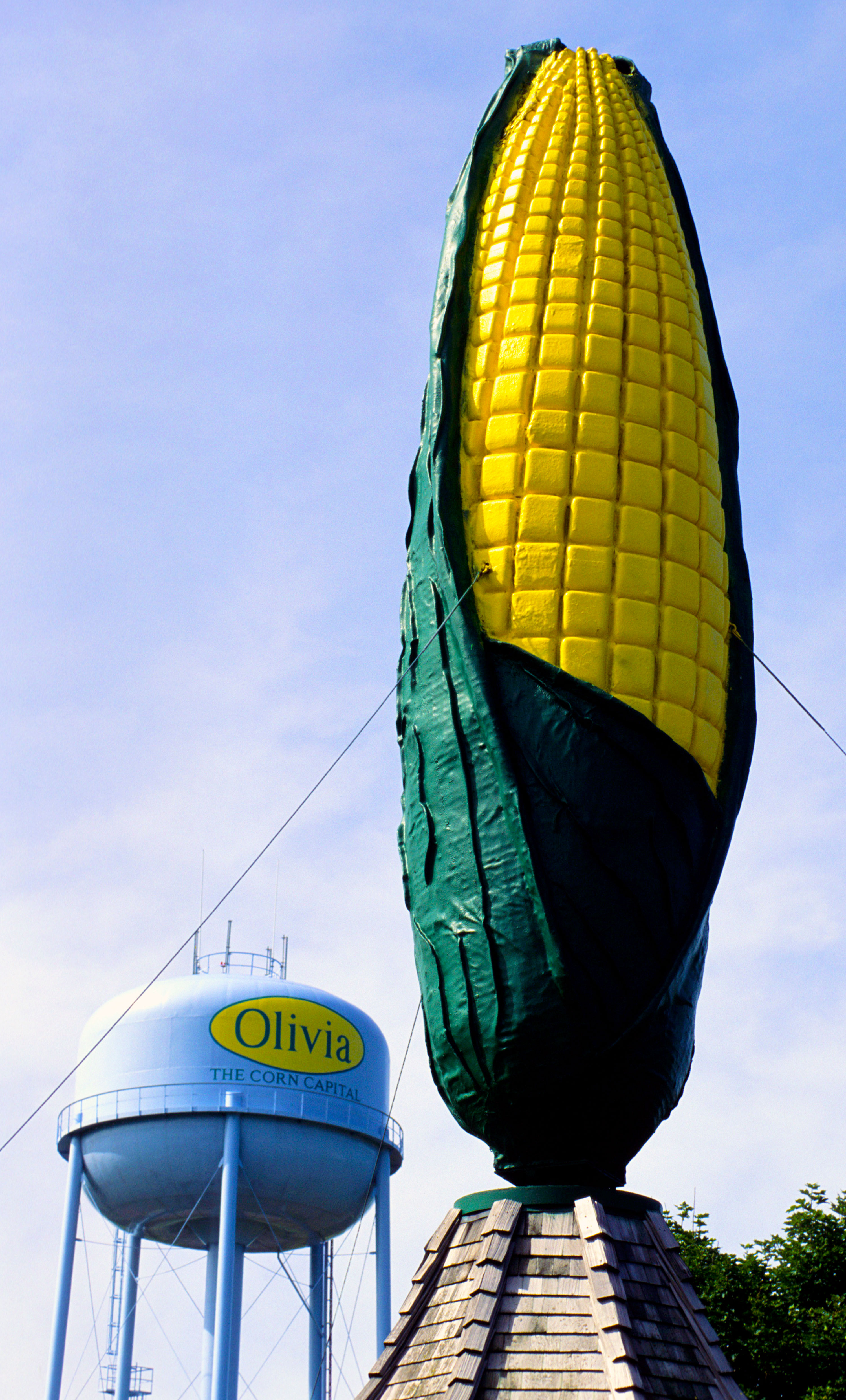 Torre de agua de Olivia y gran escultura de mazorca de maíz  