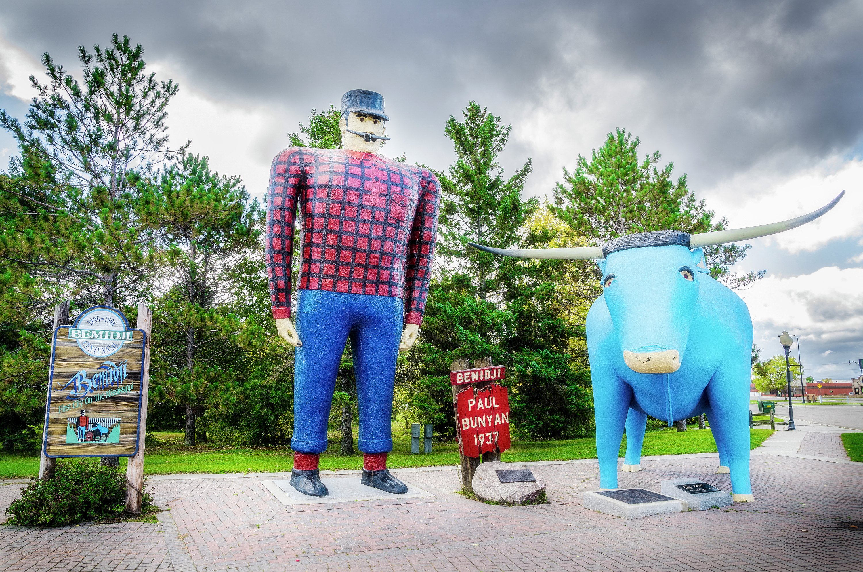 Paul Bunyan and Babe the Blue Ox statues in Bemidji