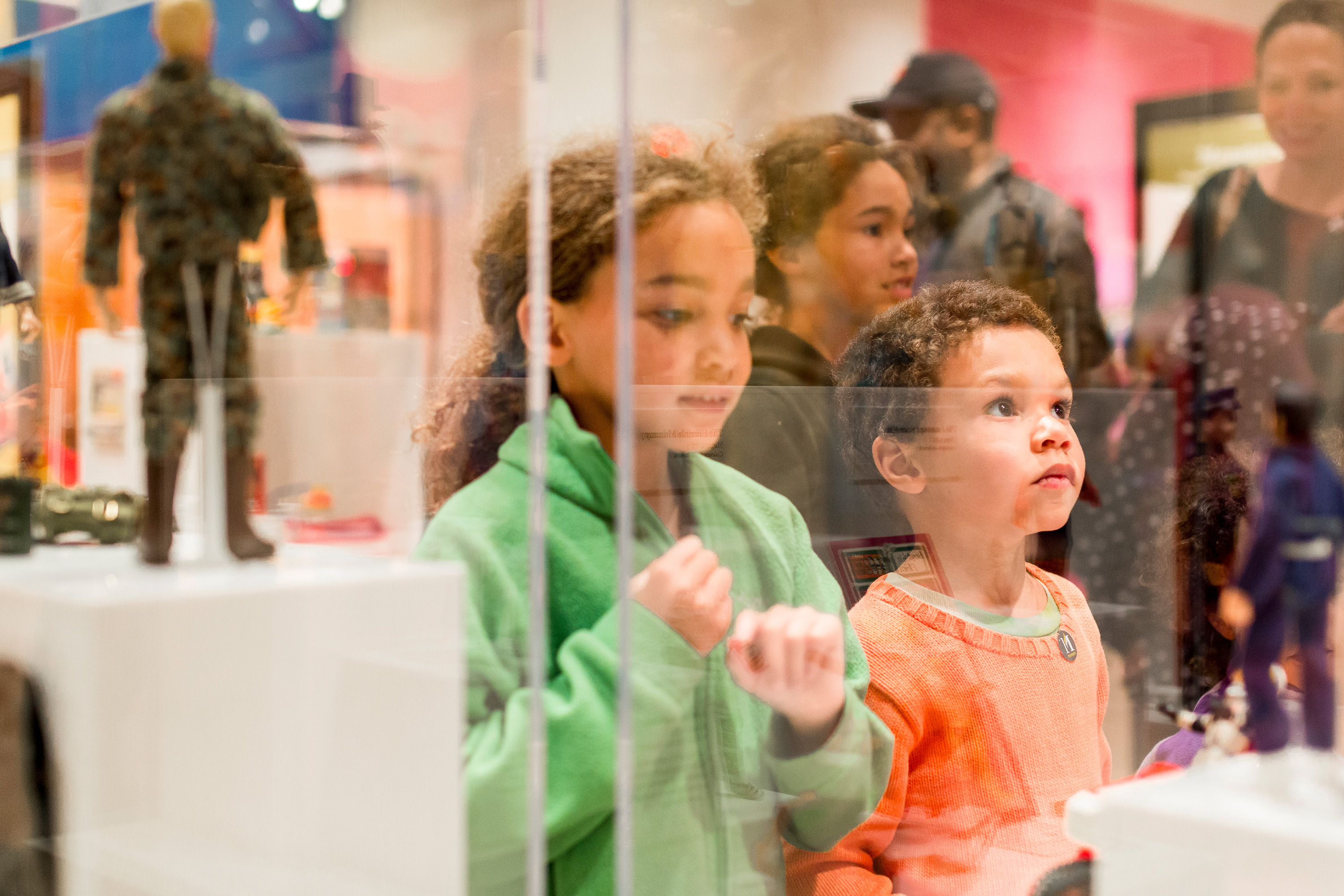 Minnesota History Center children looking at exhibit