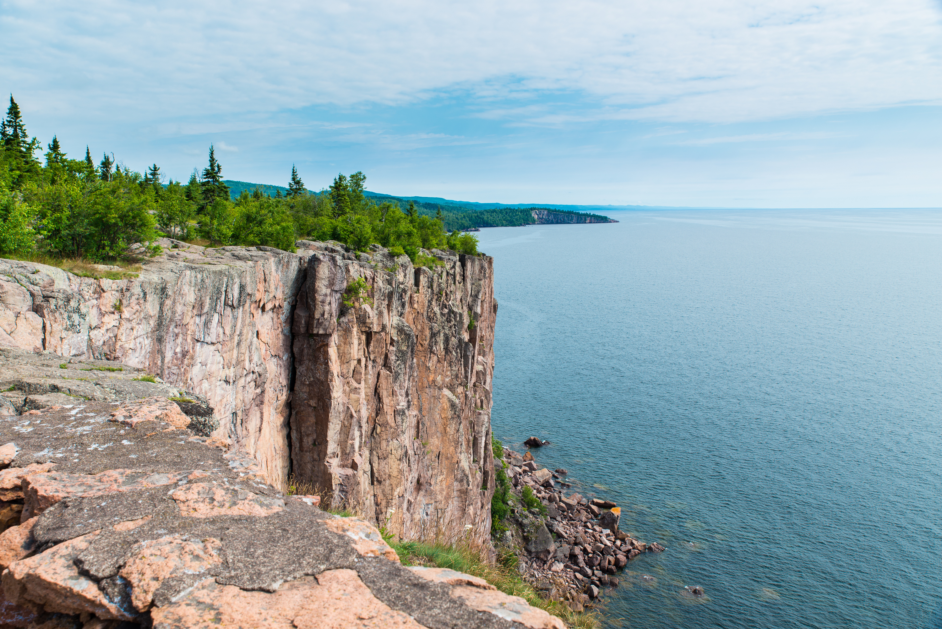 The &quot;Palisade Head&quot; rock cliff formation overlooking Lake Superior