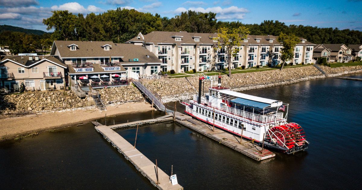Kelly's Lake House Bar & Grill