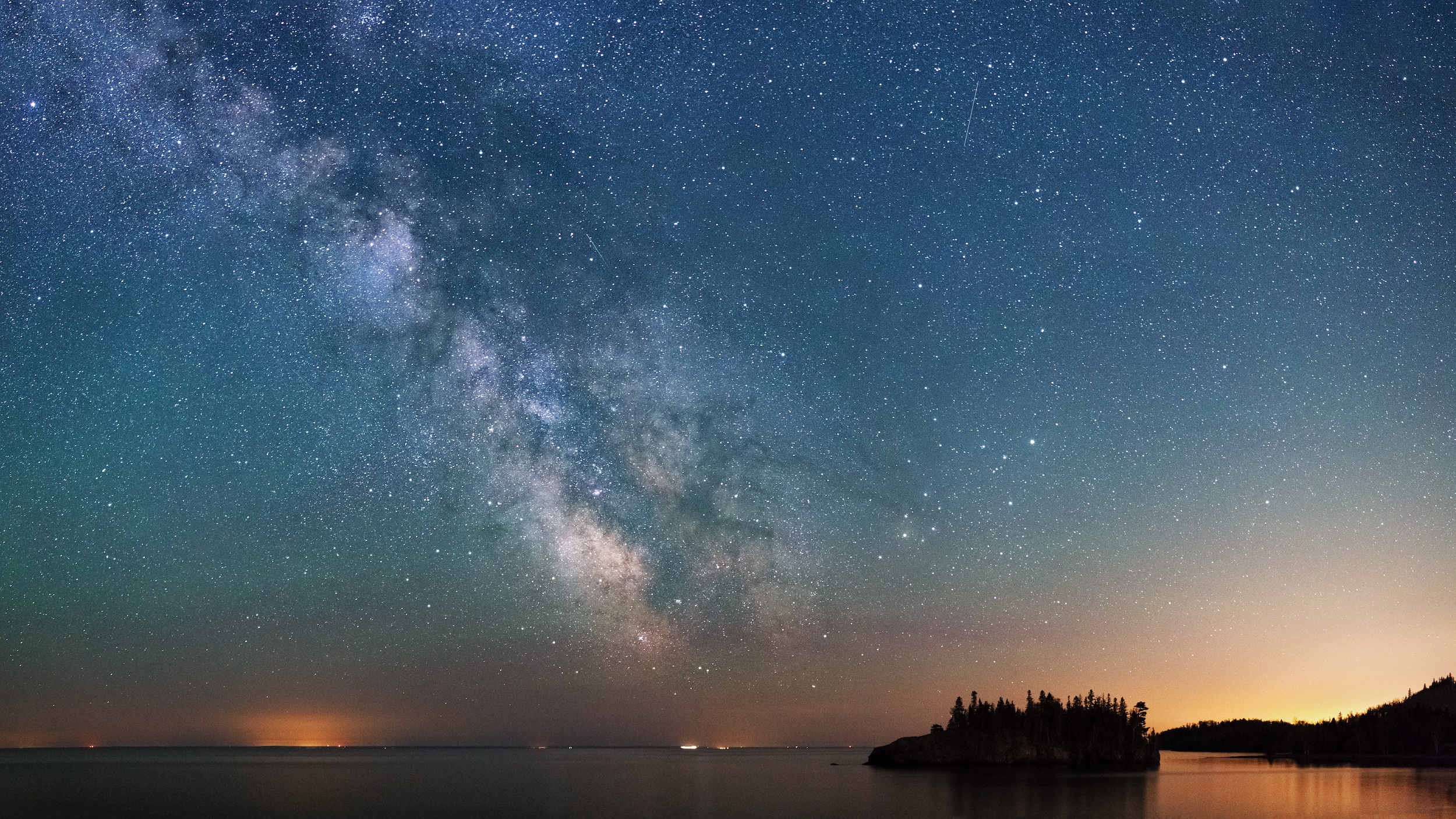 A starry night at Split Rock State Park on Lake Superior