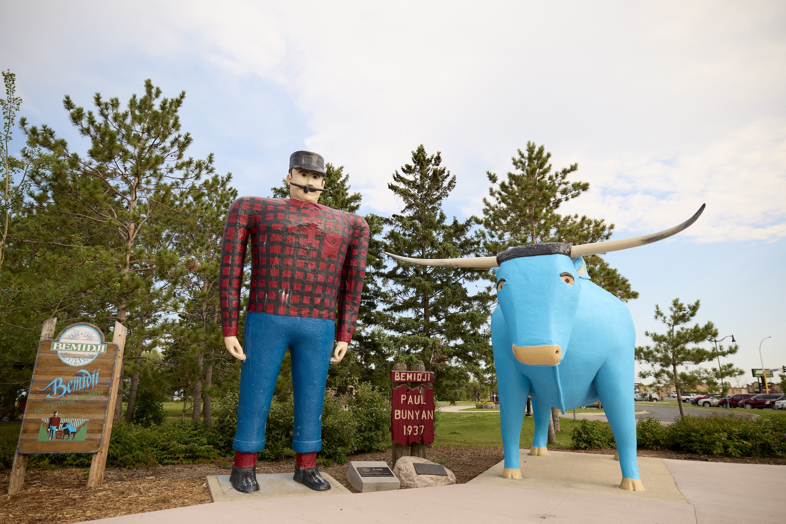Paul Bunyan and Babe the Blue Ox statues in Bemidji