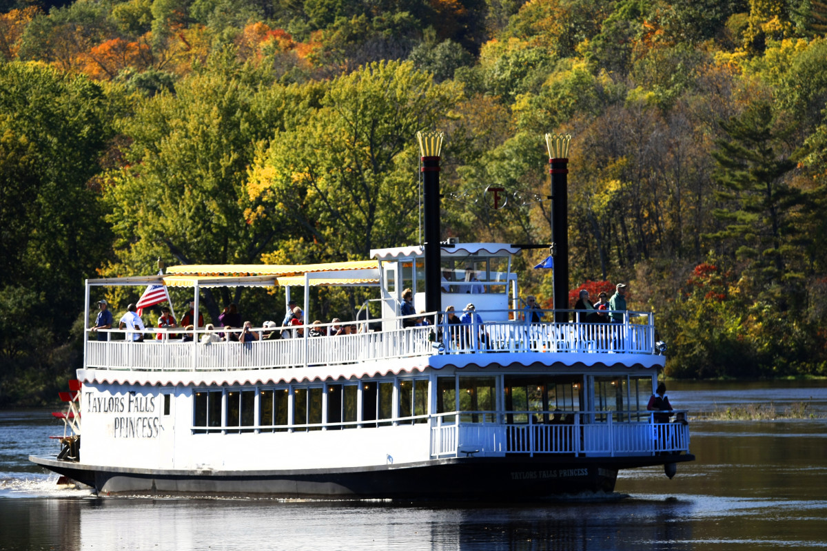 taylors falls mn riverboat cruise