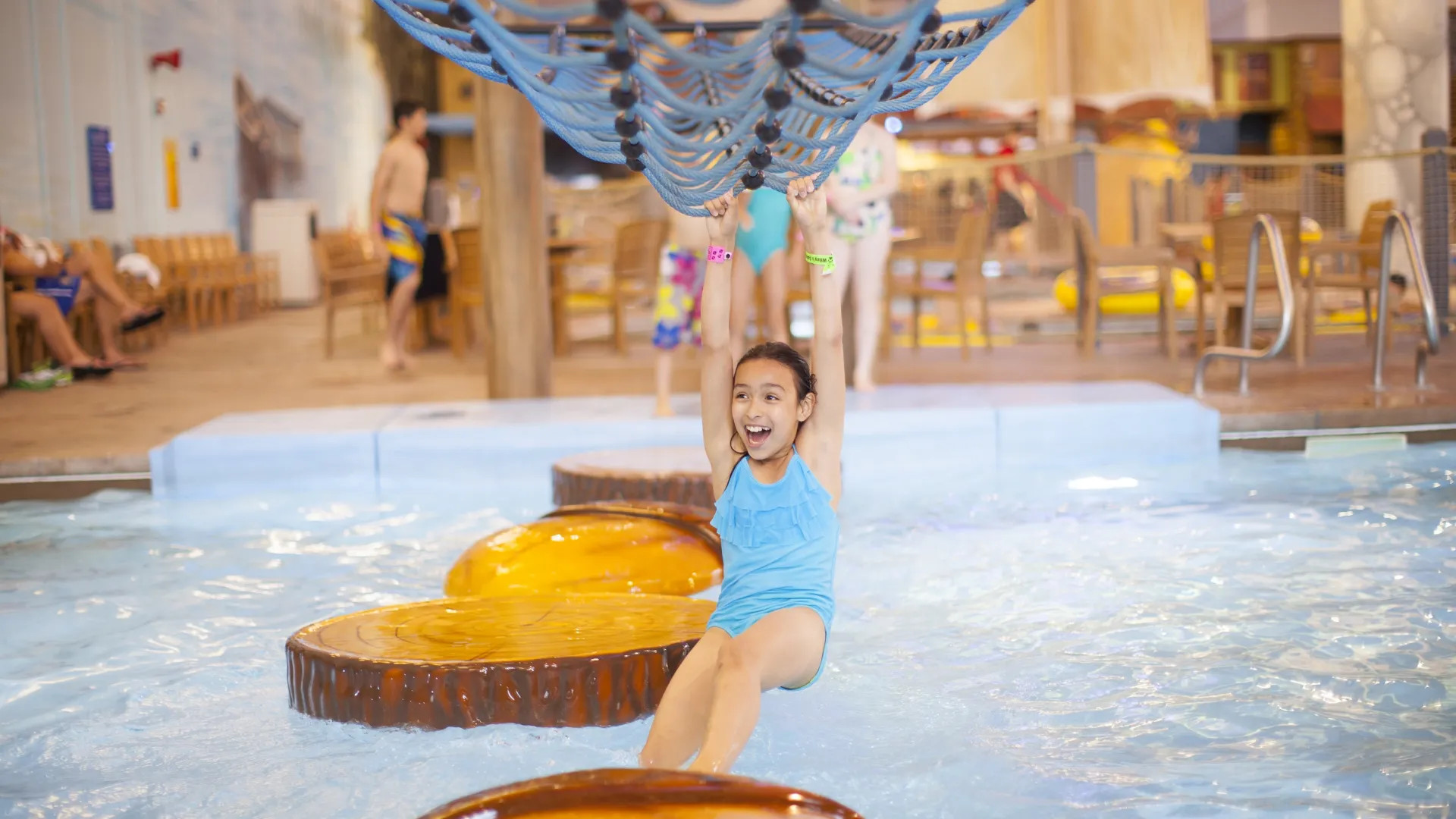 Chica en el parque acuático del Great Wolf Lodge en Bloomington
