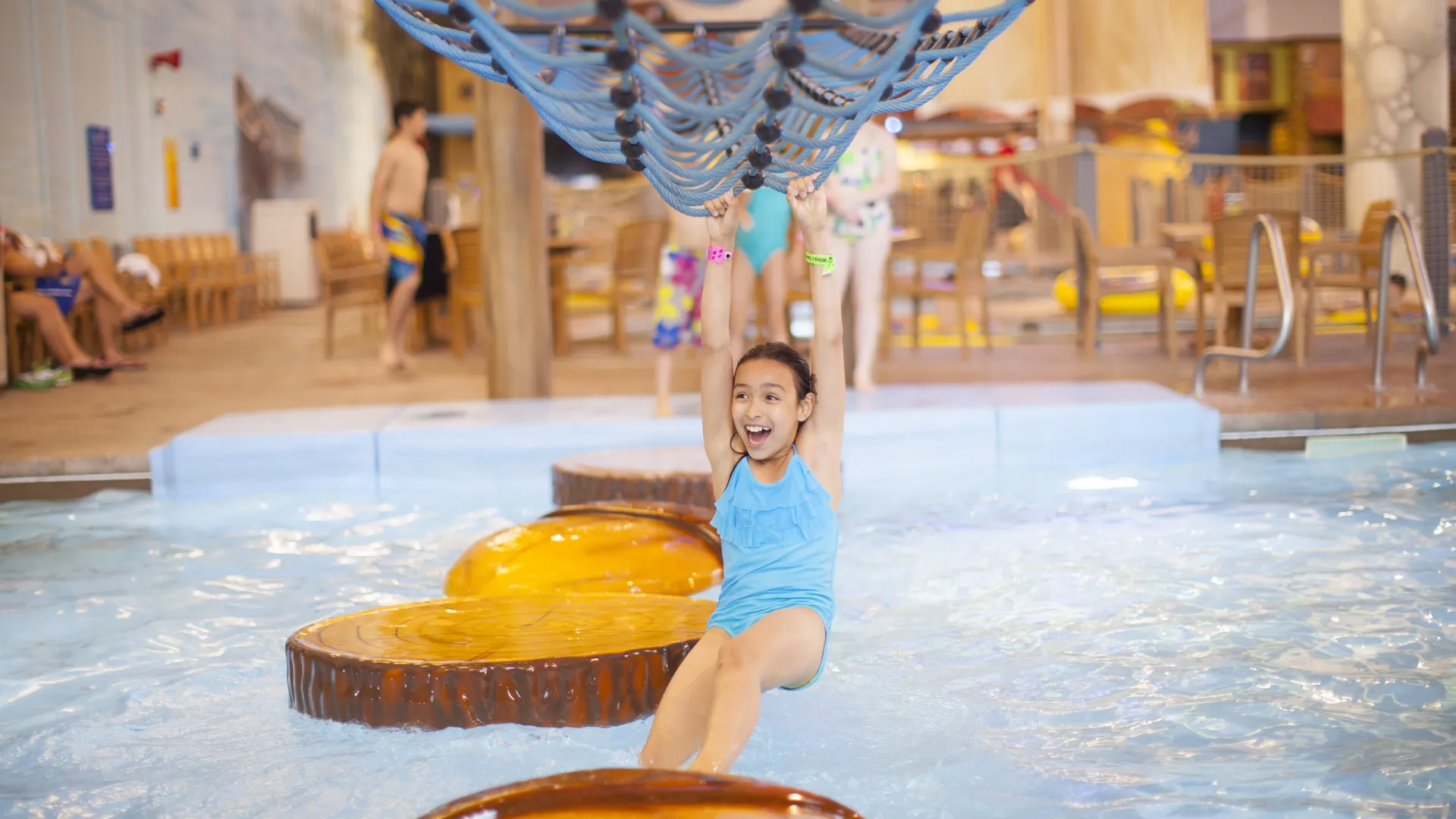Chica en el parque acuático del Great Wolf Lodge en Bloomington