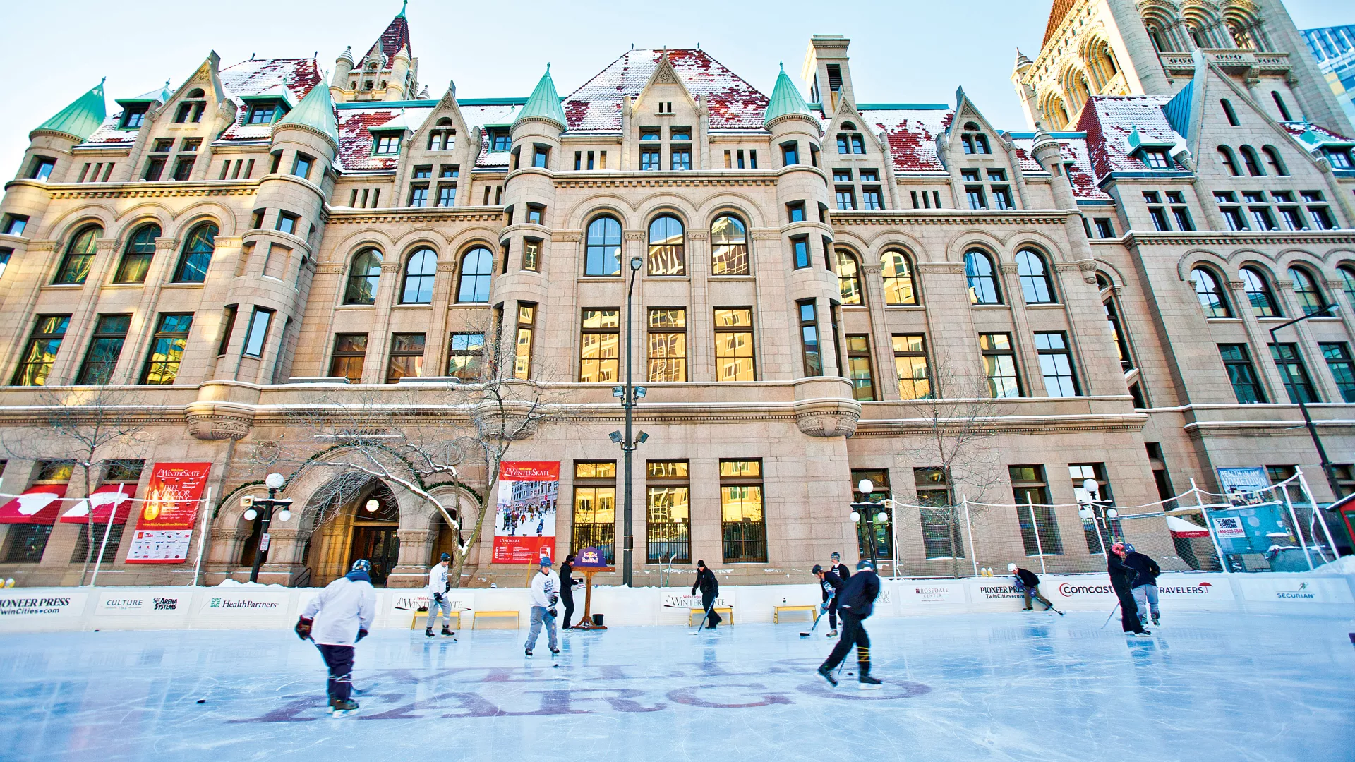 Patinadores de hielo frente al St. Paul Landmark Center