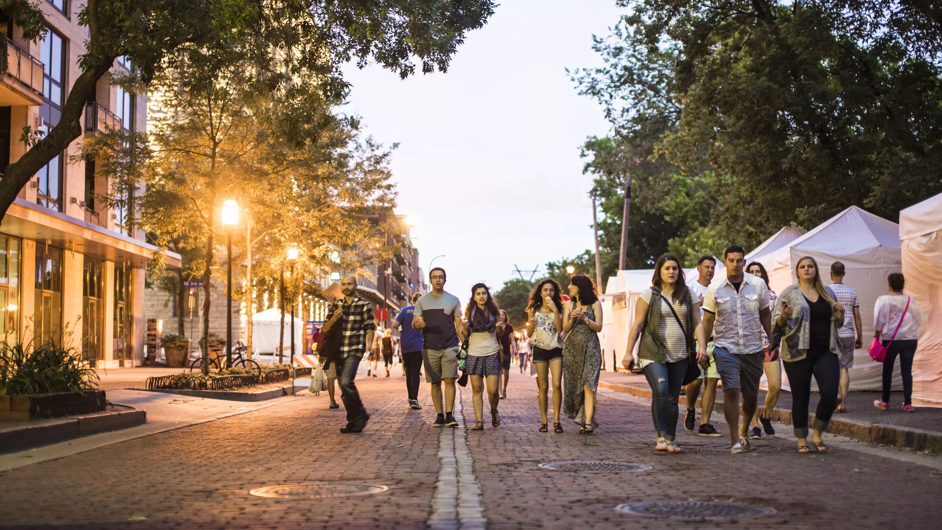 Grupoe en el Stone Arch Bridge Festival