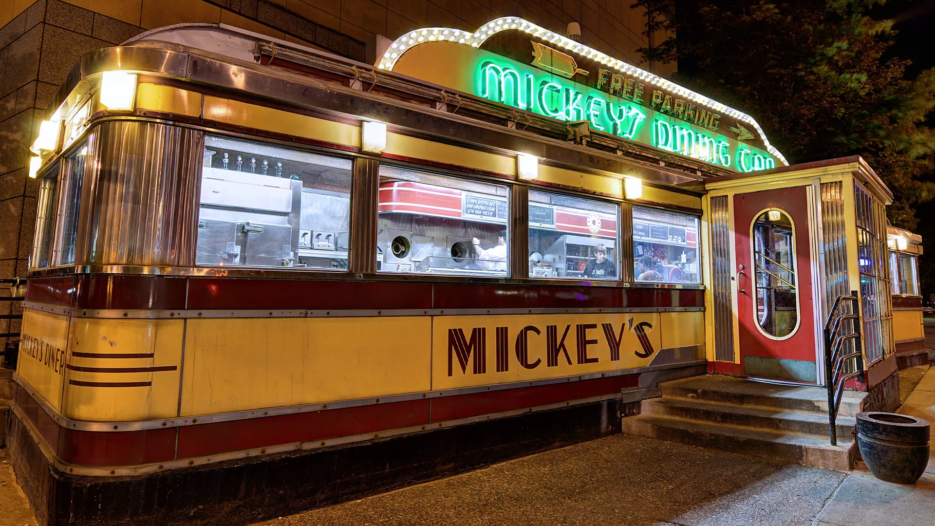 Mickeys diner in downtown Saint Paul