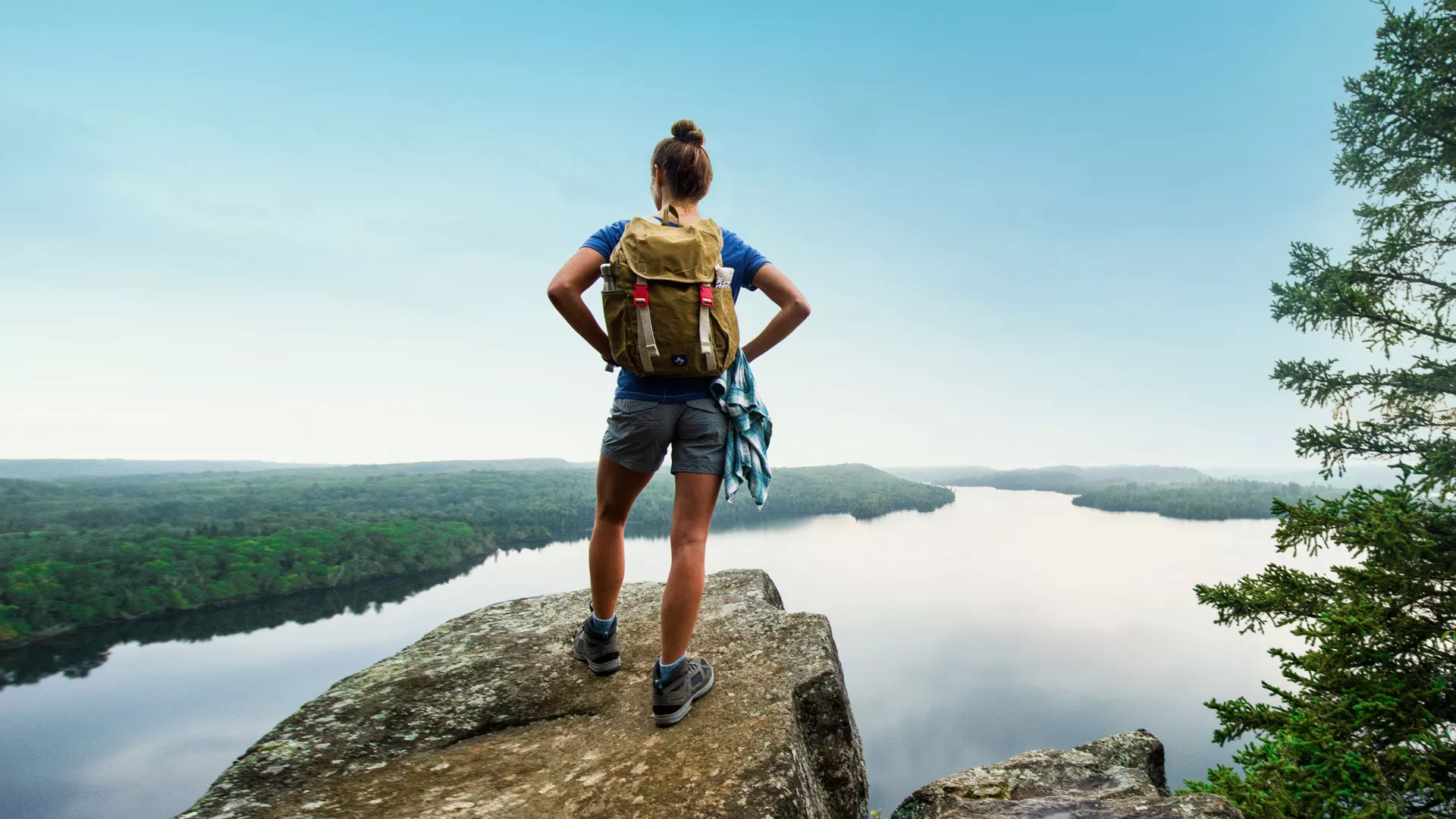 Mujer en el mirador de Honeymoon Bluff
