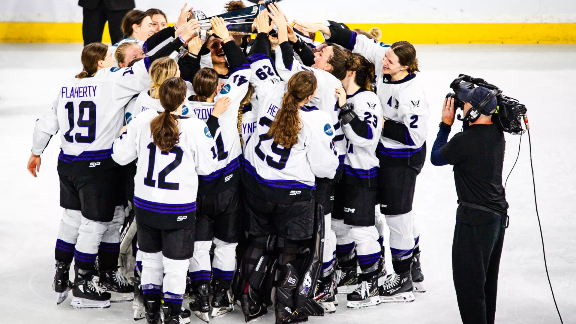 Minnesota Frost raise the Walter Cup