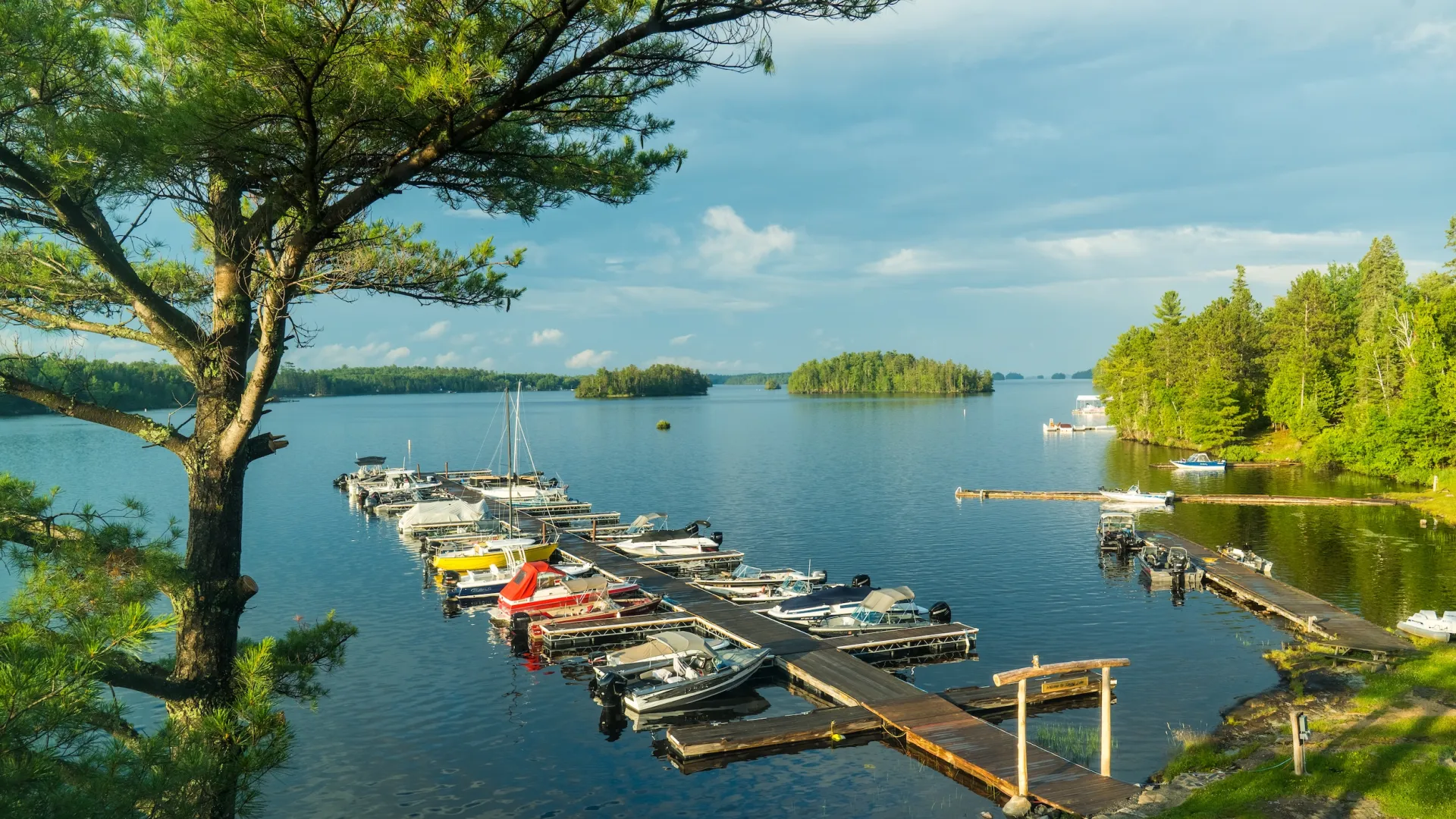 Boats lined up along the water at Rainy Lake Lodge in International Falls