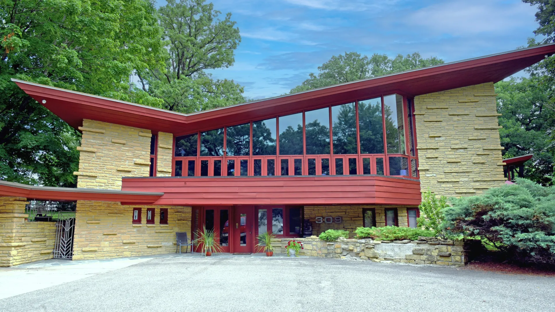 The Elam House exterior in Austin, Minnesota
