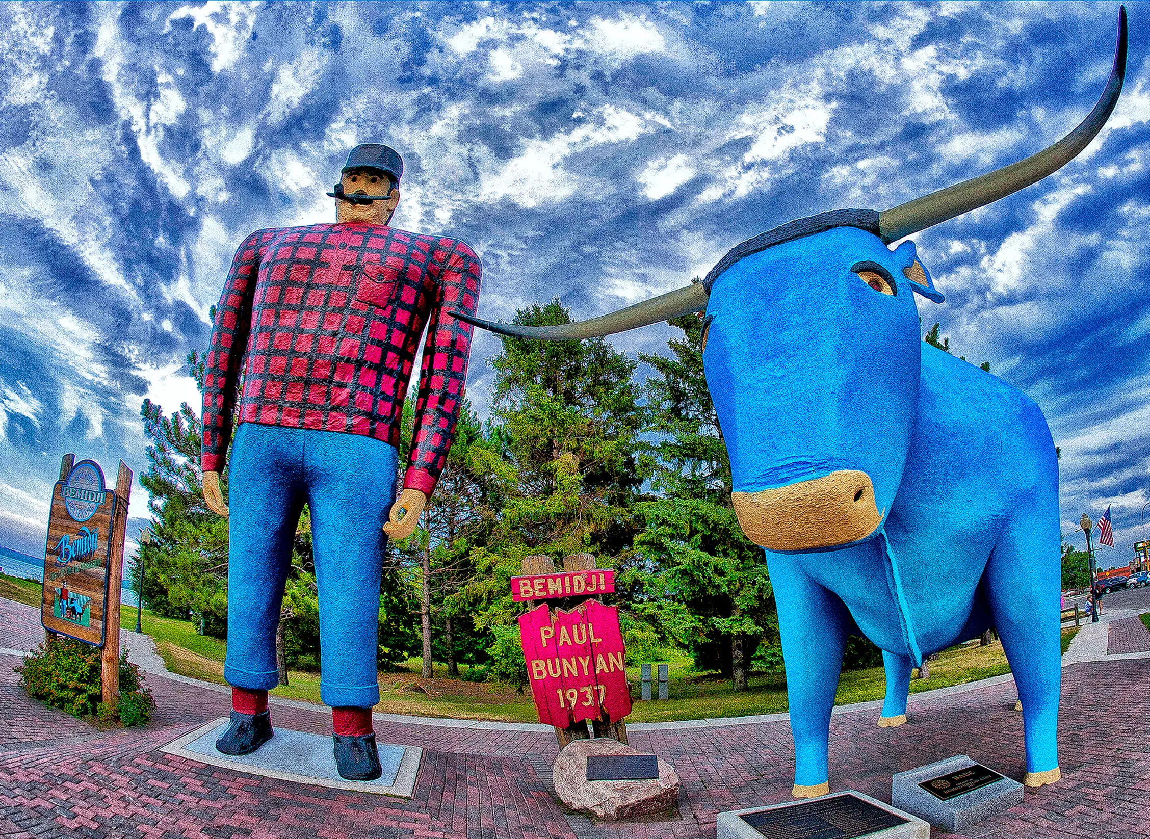 Una estatua de Paul Bunyan y Babe the Blue Ox en Bemidji