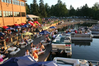 Dockside dining at Breezy Point Resort