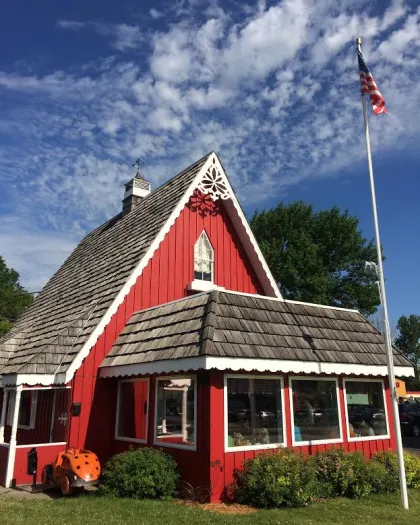 Una heladería de marco rojo llamada Dairyland en Fergus Falls