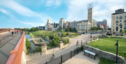 Puente de Stone Arch en el distrito de Mill City