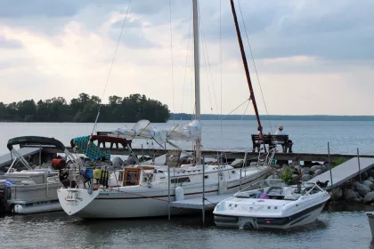 Chase on the Lake boats on dock in Leech Lake