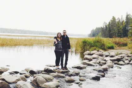 Pareja en Itasca State Park Mississippi Headwaters