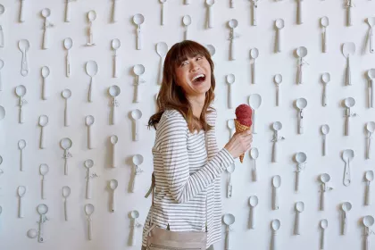 Mujer posa con helado
