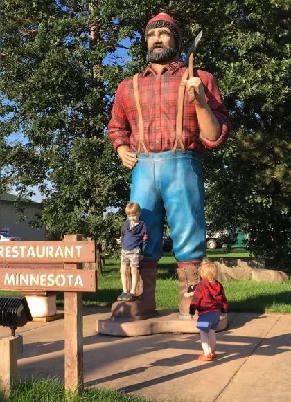 Kids with Paul Bunyan statue