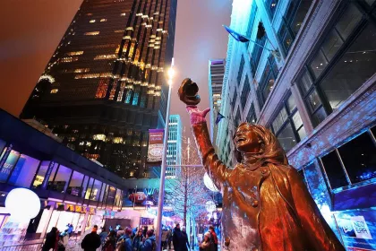 Mary Tyler Moore statue Minneapolis