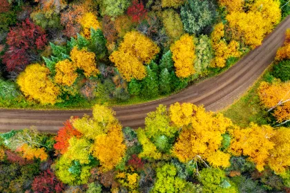 Carreteras de la costa norte con colores de otoño