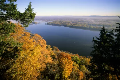 Vista panorámica del río Mississippi desde el parque estatal Great River Bluffs