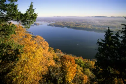 Vista panorámica del río Mississippi desde el parque estatal Great River Bluffs