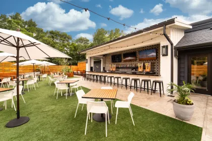 Duke's on 7 patio