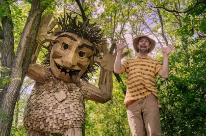 Thomas Dambo with Detroit Lakes troll Ronny Funny Face