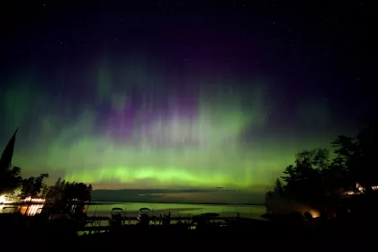 A northern lights display at Pines of Kabetogama Resort