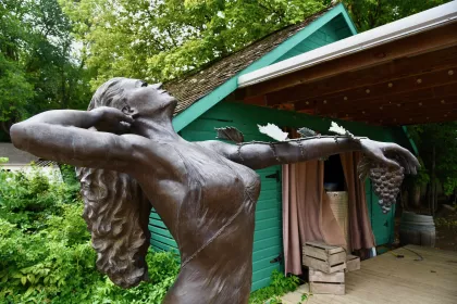 The signature outdoor sculpture at Parley Lake Winery