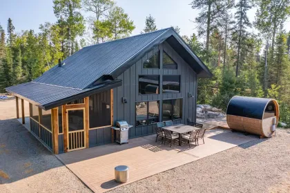 A modern cabin and private sauna along Lake Kawishiwi