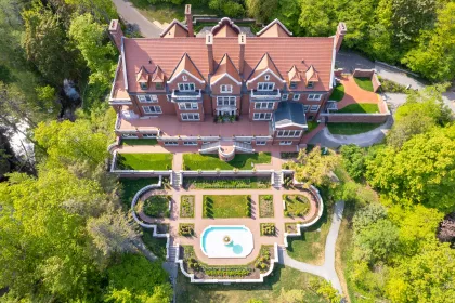 A drone shot of Glensheen Mansion in Duluth