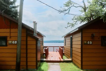A couple lakeside cabins at Fair Hills Resort