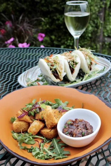 Dinner on the perennial-lined patio of Palmer's Grille