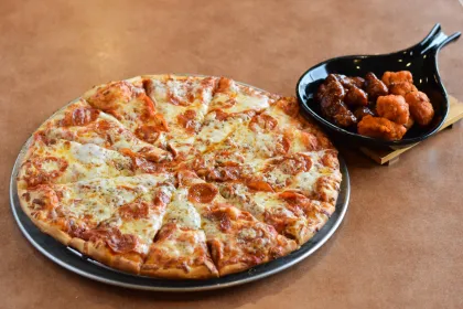 Pizza and wings at Davanni's