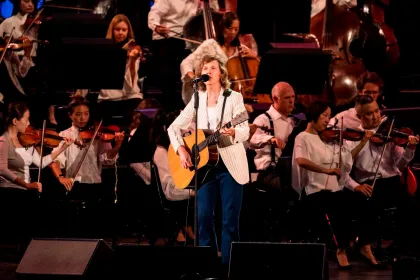 Beck performs "Ride Lonesome" with the LA Philharmonic